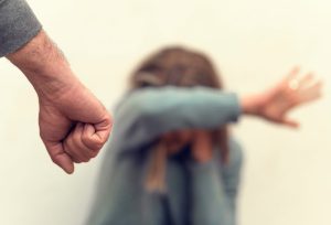 Καμπανάκι για την ενδοοικογενειακή βία από την ΠΟΕΔΗΝ: 49 γυναικοκτονίες και 70 κακοποιημένα παιδιά στα νοσοκομεία