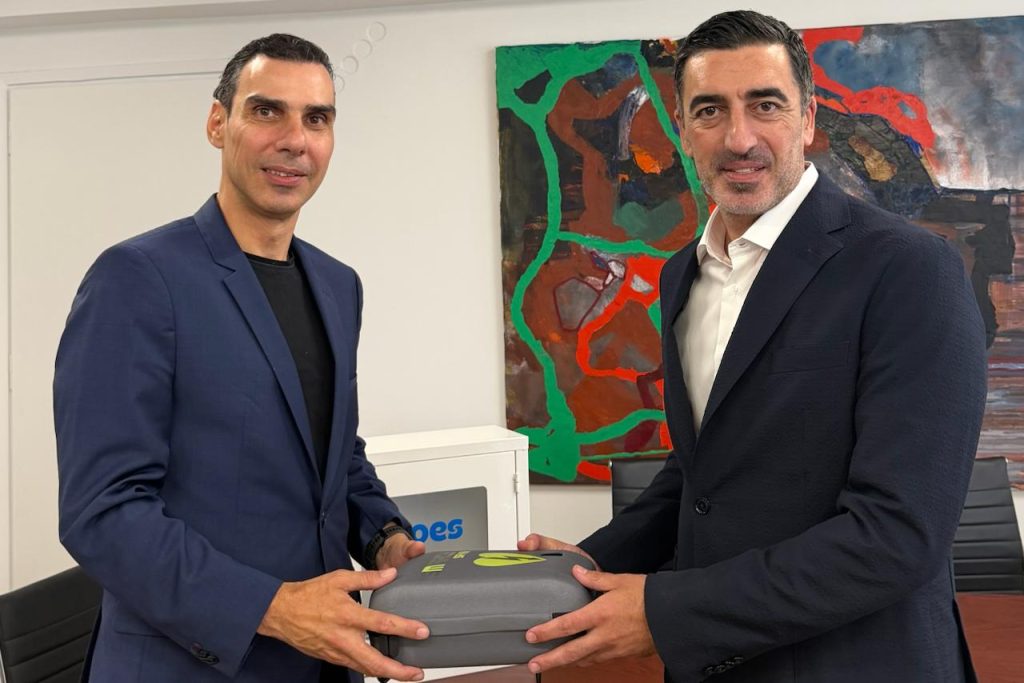 Το Υπουργείο Υγείας παρέλαβε 10 αυτόματους εξωτερικούς απινιδωτές από τη Stoiximan