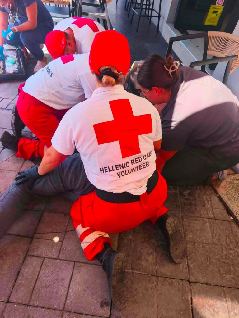 Εθελοντές του Ερυθρού Σταυρού επανέφεραν δύο φορές στη ζωή άνδρα στην Ελασσόνα
