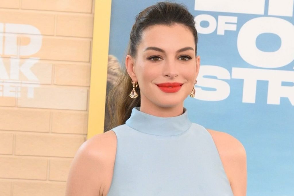 Τα «coconut jelly nails» της Anne Hathaway είναι η τάση στα νύχια που βλέπουμε ήδη παντού