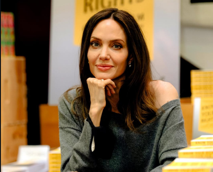 Το απόλυτο «cashmere blonde» της Angelina Jolie: Το χρώμα μαλλιών που επέλεξε για το φθινόπωρο κάνει θραύση