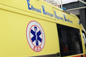 ΕΚΑΒ για Μαζωνάκη: «Στο σημείο εντός 5 λεπτών» – Τι απαντά για το φορείο και την ΚΑΡΠΑ