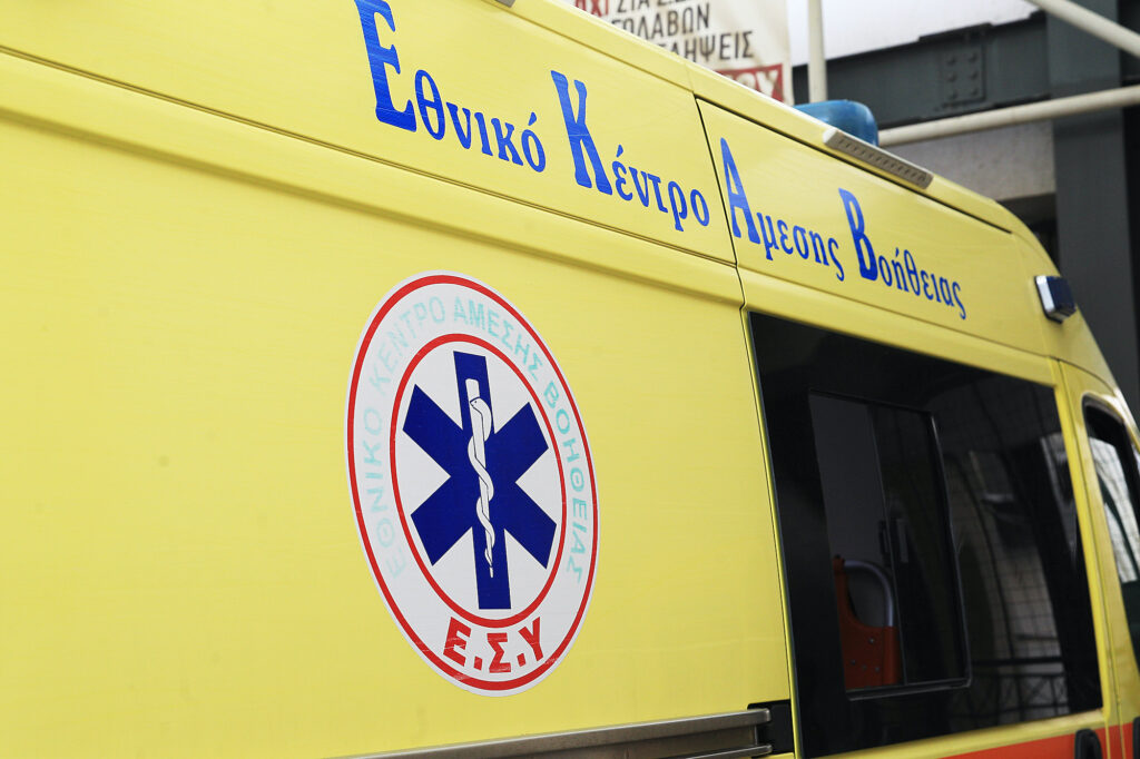 ΕΚΑΒ για Μαζωνάκη: «Στο σημείο εντός 5 λεπτών» – Τι απαντά για το φορείο και την ΚΑΡΠΑ
