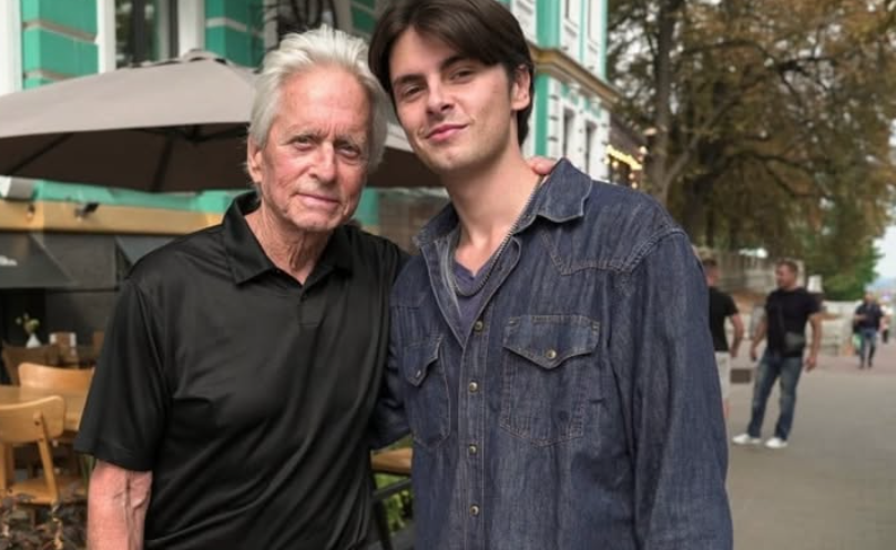 Ο Michael Douglas μιλά ανοιχτά για τις παράλληλες σχέσεις, τις εξαρτήσεις και την υγεία του: «Η ζωή μου ήταν ένα τρενάκι του λούνα παρκ»