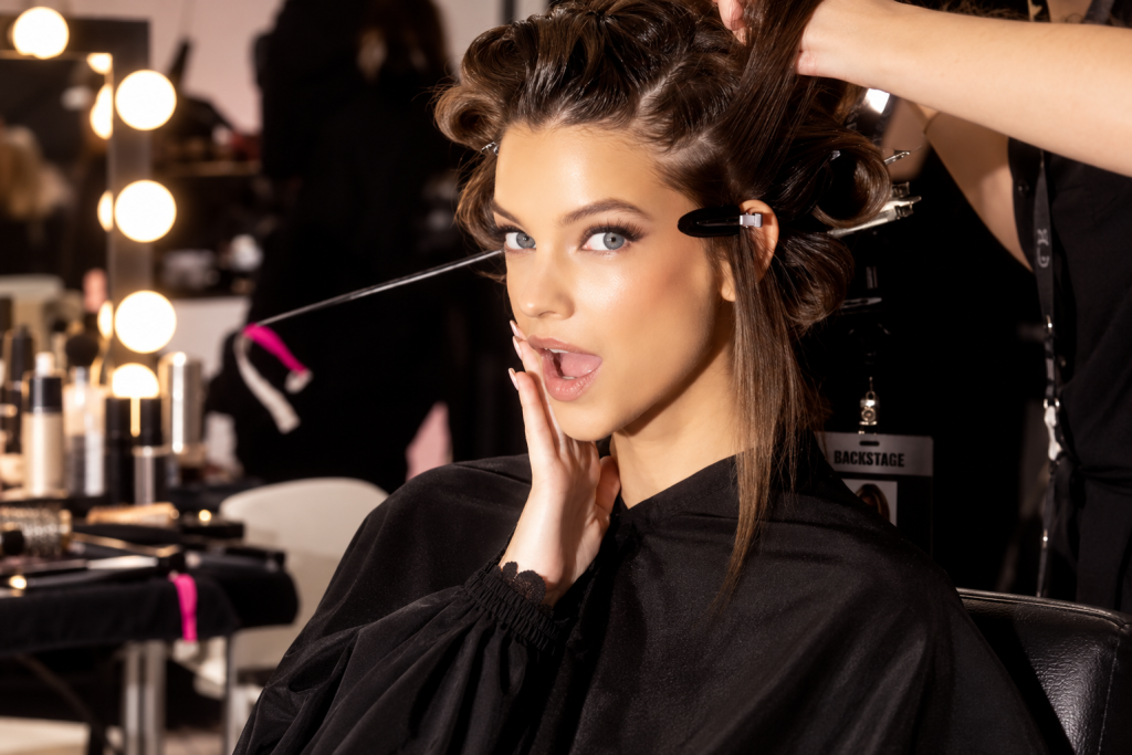 Μανικιούρ cashmere: Η πολυτελής τάση που έκλεψε την παράσταση στο σόου της Victoria’s Secret